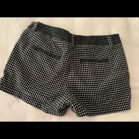 Black and white short with front pockets - Picture 3 of 3